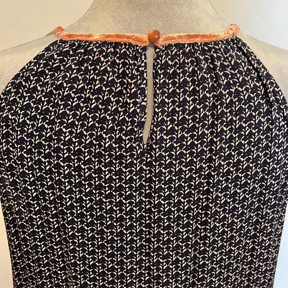 Boutique Sleeveless key hole top - Picture 3 of 7